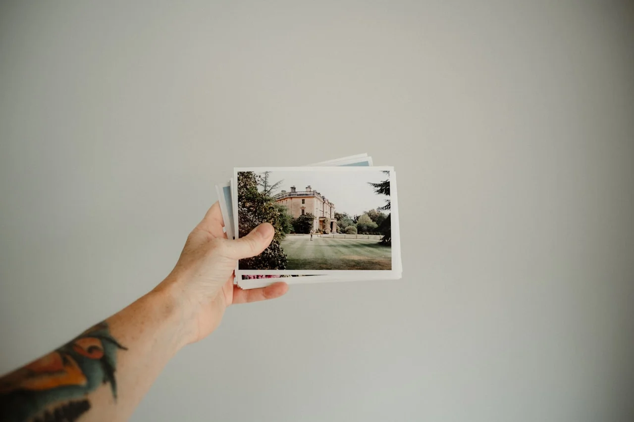 Vintage fotoaparat na temnem ozadju kot simbol razvijanja fotografij